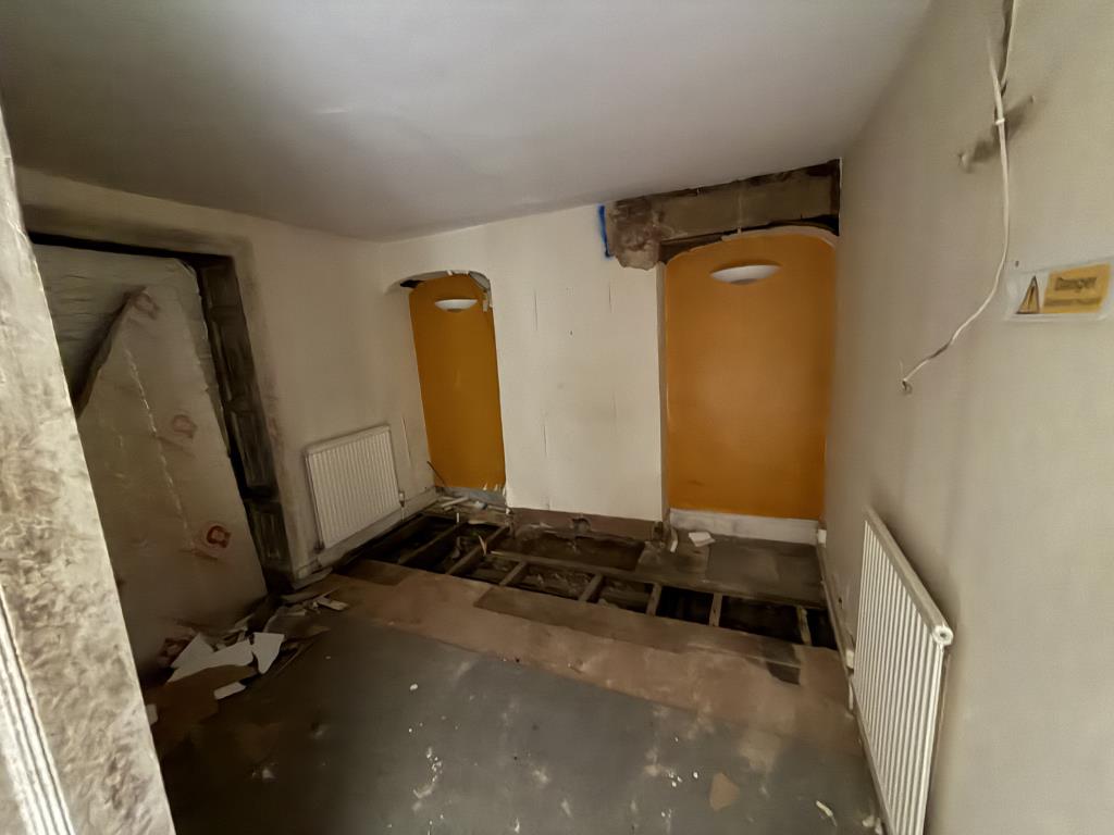 Lot: 86 - FORMER COMMERCIAL PROPERTY WITH PLANNING PERMISSION FOR RESIDENTIAL CONVERSION - Ground floor office